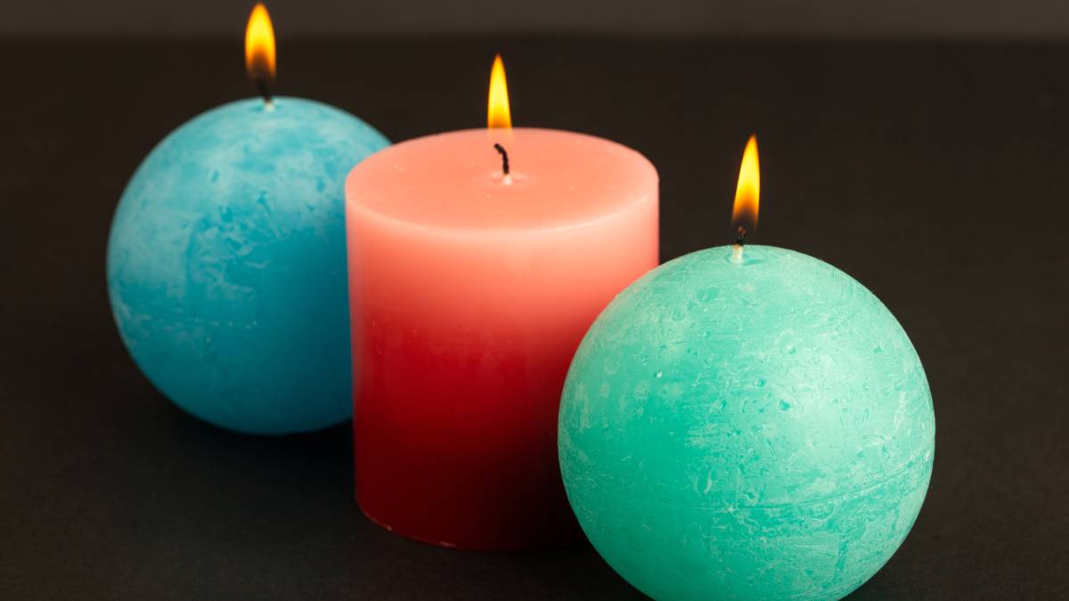 O uso de velas coloridas nos rituais simboliza diferentes intenções como prosperidade amor próprio saúde e sucesso profissional.