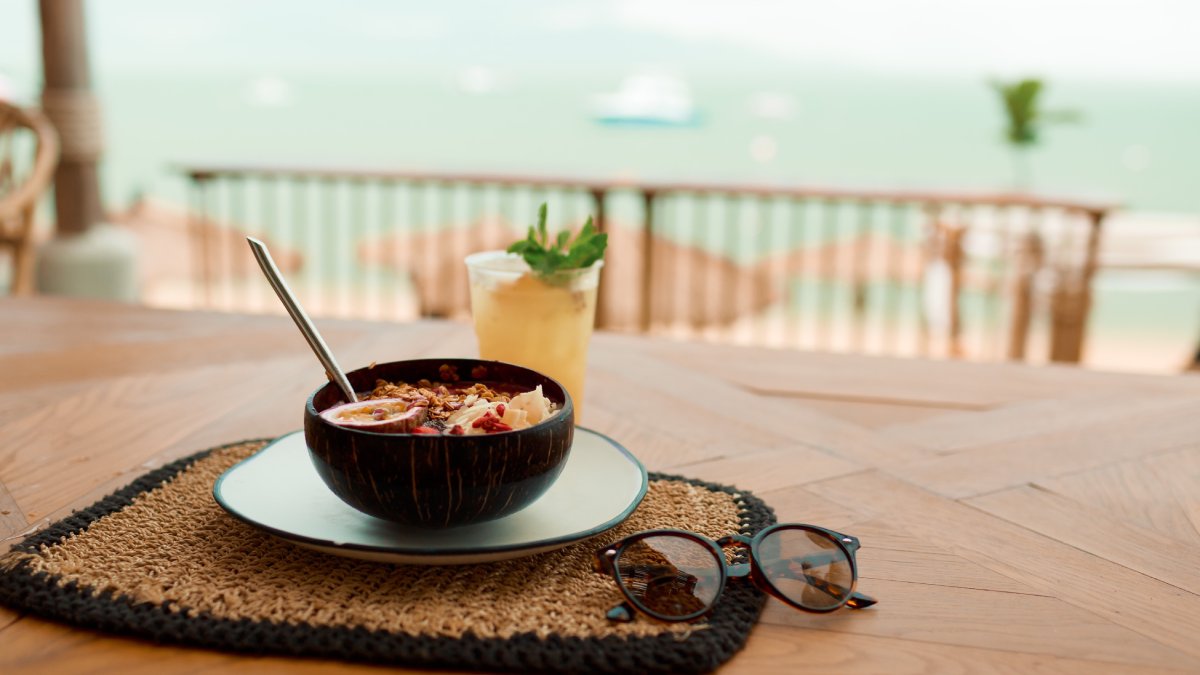 Planejar o que levar para comer na praia garante mais tempo de descanso e menos imprevistos ao longo do dia (Fotos: Freepik)