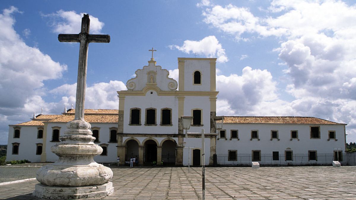 Igrejas barrocas, conventos e casarões ocupam o espaço sem pressão comercial intensa, o que favorece uma leitura mais fiel do passado e do cotidiano local (Foto: Ministério da Cultura/Wikimedia Commons)