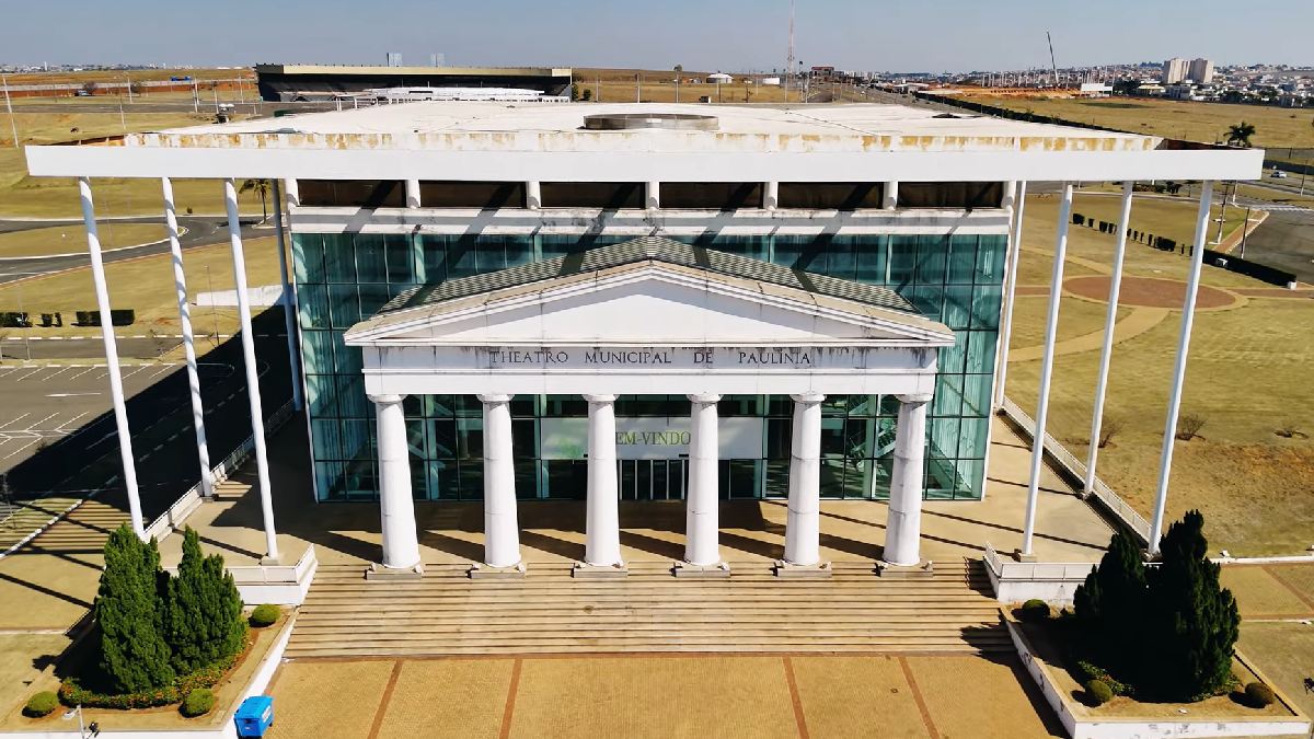 O Theatro Municipal está fechado desde 2020 e, de acordo com a fiscalização do TCE, o espaço se encontra em condições precárias | Reprodução YouTube | PLJ DRONES