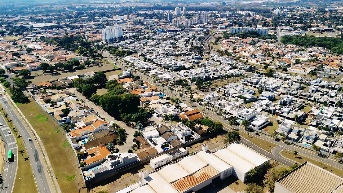 A cidade também é conhecida como a "Hollywood Brasileira" por seu polo cinematográfico| Reprodução YouTube | PLJ DRONES