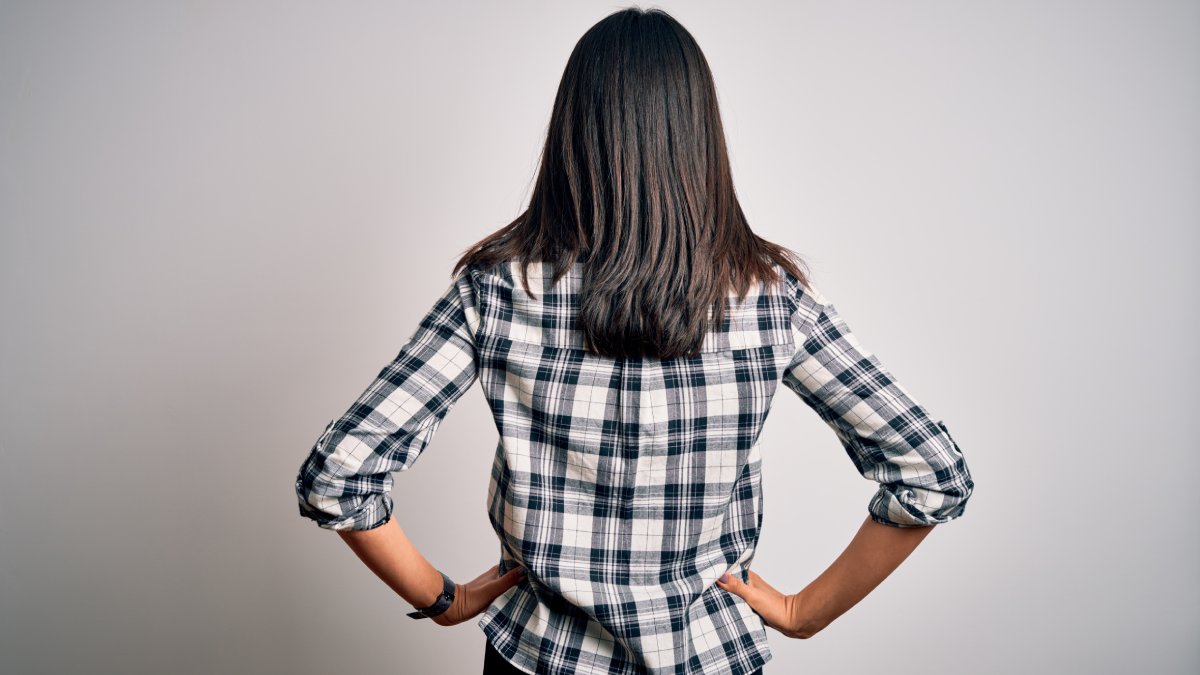 Andar com as mãos atrás das costas pode ser um jeito do corpo desacelerar, reduzir estímulos e aumentar o foco