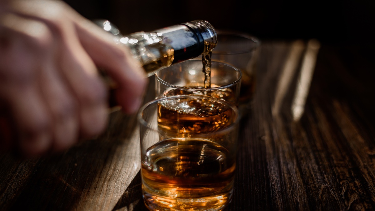 O álcool é classificado por especialistas como uma neurotoxina direta, capaz de danificar células do sistema nervoso