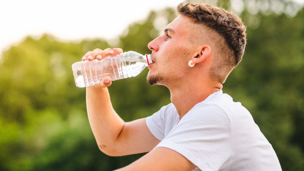 Treino e calor aumentam a perda de líquidos e podem exigir mais 500 ml a 1 litro por hora de exercício