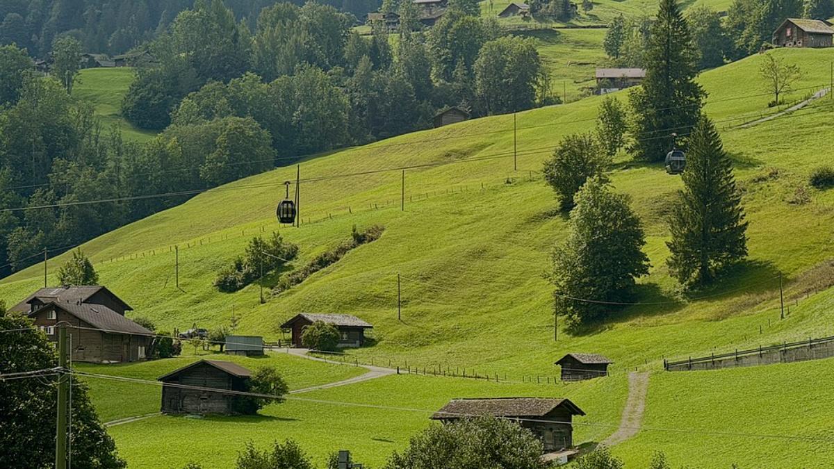 A razão está na união entre paisagem alpina, arquitetura tradicional e ambiente organizado para o turismo (Foto: Oleg Yunakov/Wikimedia Commons)