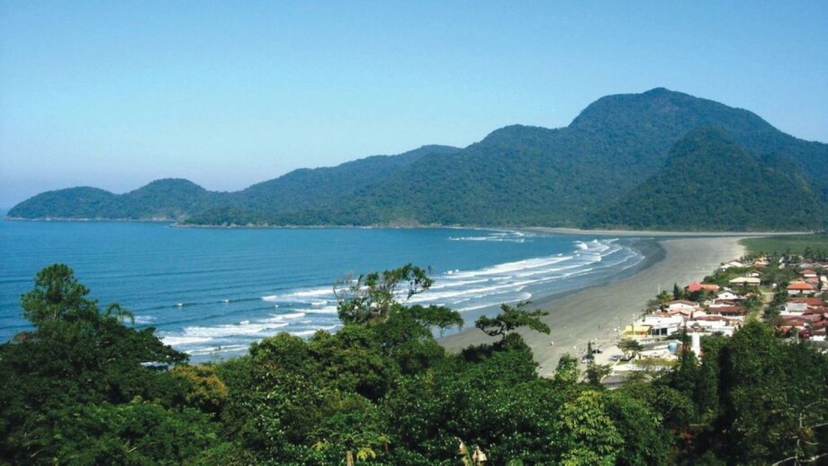 Totalmente preservada e praticamente deserta, a Praia do Arpoador em Peruíbe é um local que proporciona contato puro com a natureza. Foto: Divulgação/PMP