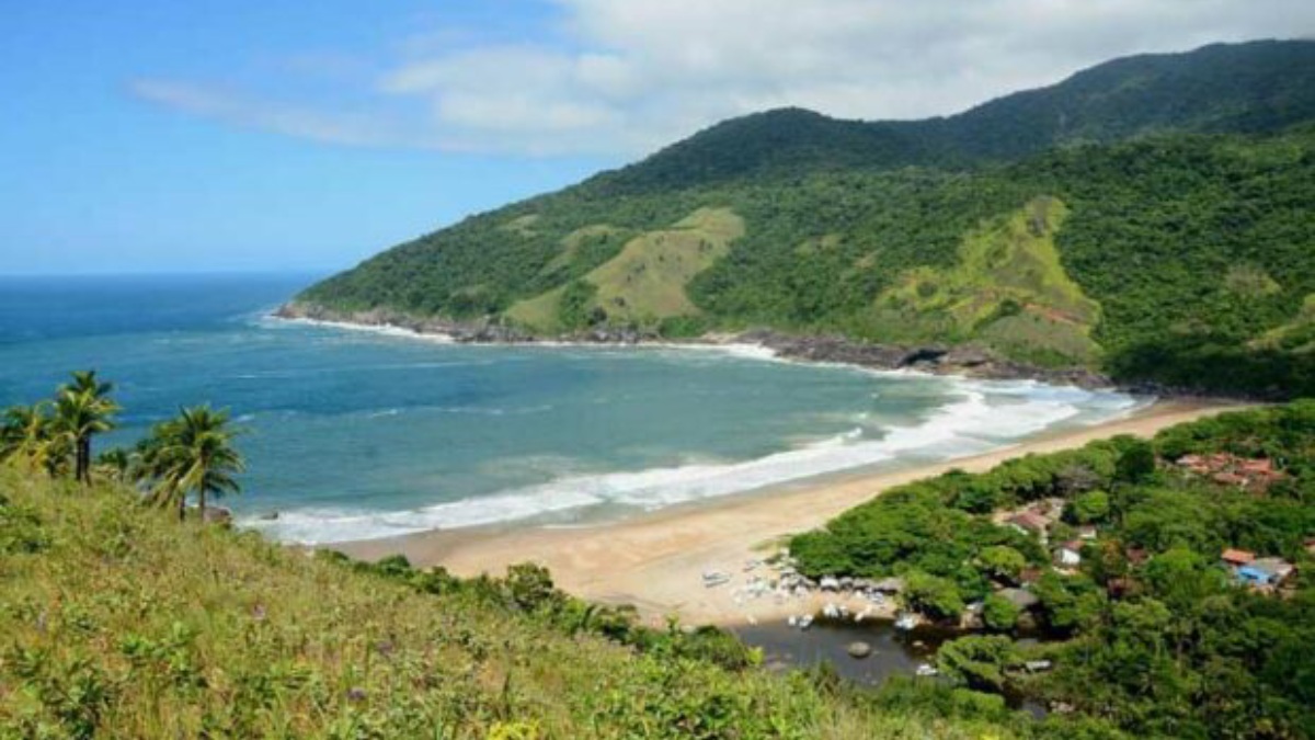 Considerada uma das praias mais bonitas de Ilhabela, Bonete encanta por suas águas cristalinas, mar agitado e orla de mais de 600 metros de extensão. Foto: Divulgação