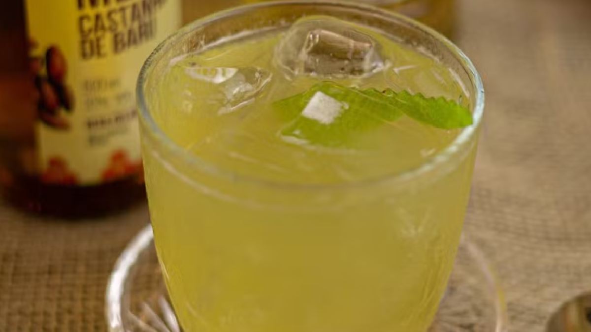 Receita traz uma versão de caipirinha adoçada com mel em vez de açúca/Leonardo Calixto/Dilvulgação