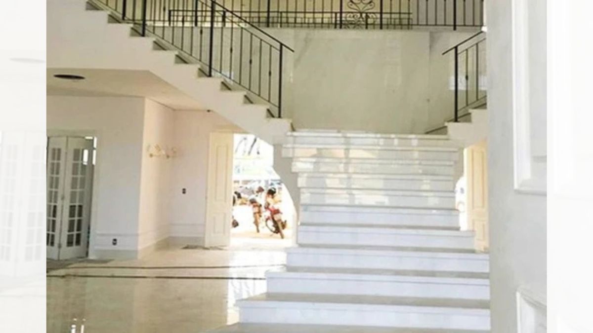 O espaço abriga salas amplas, varandas, escritório, suítes com closet e uma sala de estar rebaixada