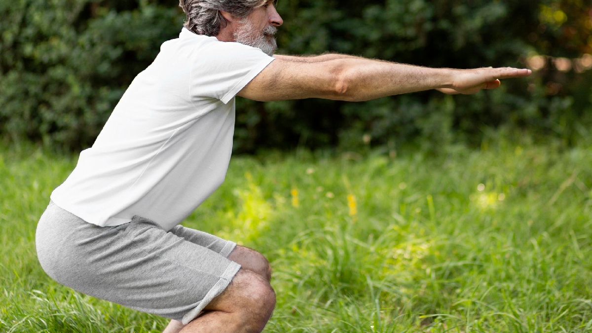 Para que o exercício seja realizado da maneira correta, é necessário dominar a posição inicial e a descida - (Freepik)