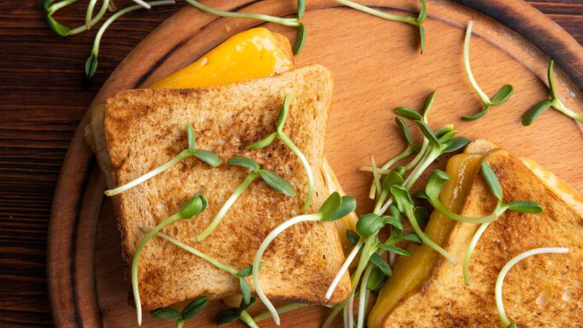 Torradas de pão branco aumentam a fome Ricas em carboidratos simples, as torradas de pão branco elevam os níveis de glicose rapidamente, causando fome pouco tempo depois.
