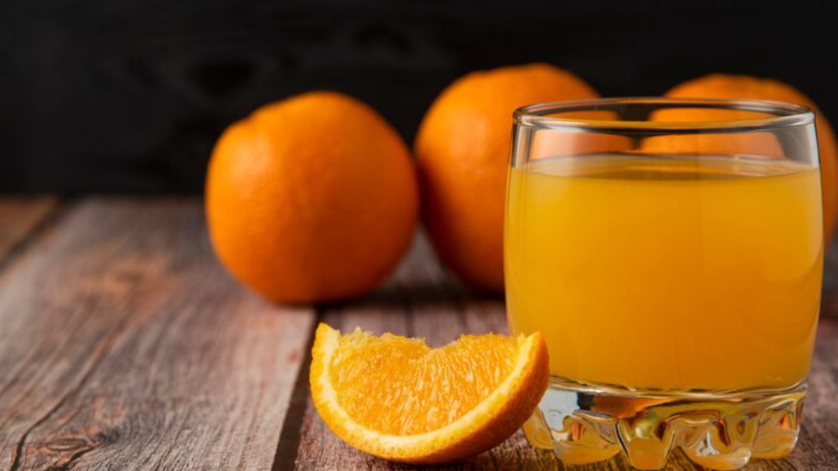 Suco de laranja pode causar picos de glicose Espremer a laranja remove fibras importantes, deixando apenas açúcares livres que são rapidamente absorvidos pelo organismo.