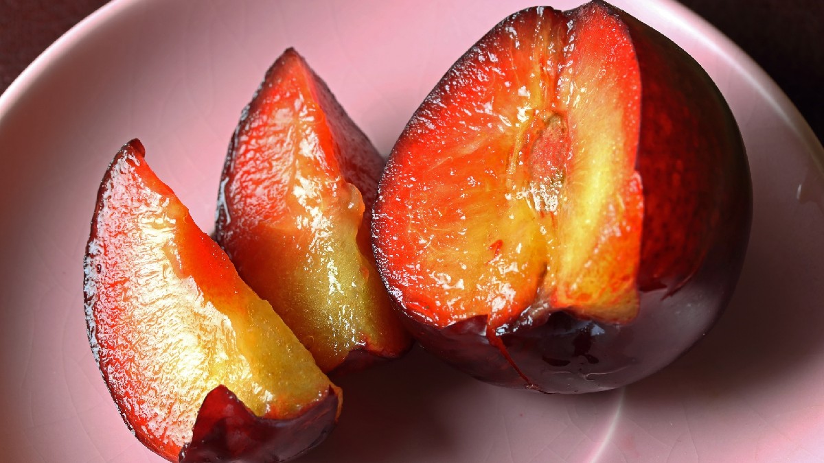 A fruta ameixa é fonte de fibras e sorbitol, contribui para o trânsito intestinal e combate a constipação. Imagem: Banco de imagens