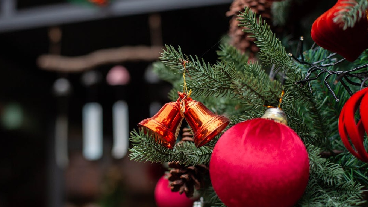 O vermelho, tão tradicional do Natal, e o dourado, uma das cores da nova tendência natalina, são tons mais recomendados, representando proteção e prosperidade - (Bảo Minh/Pexels)