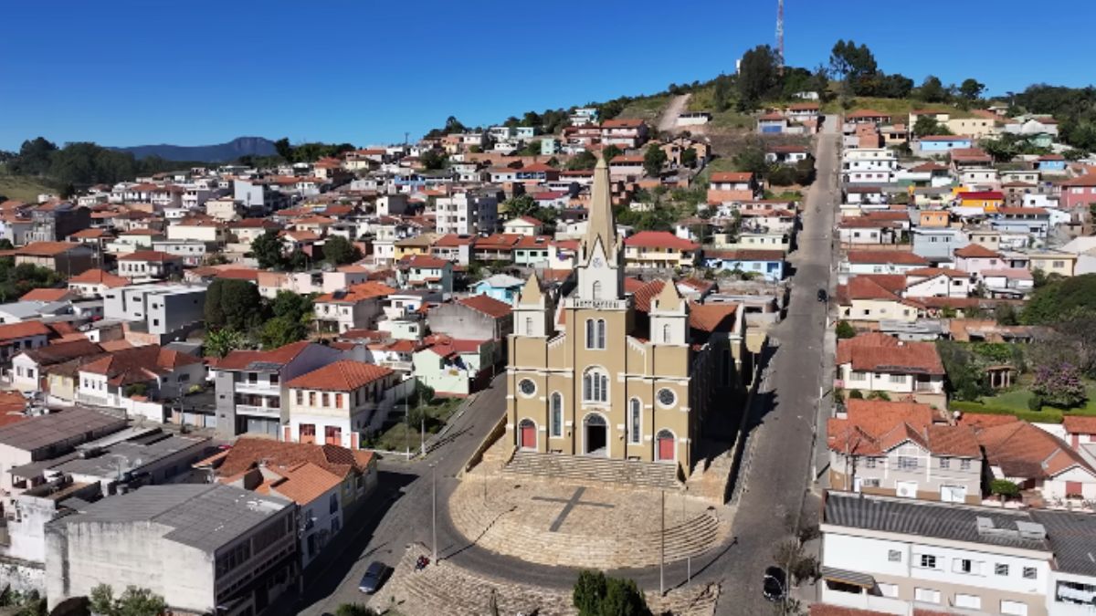 O município mineiro está a 1.260 metros de altitude e, durante o inverno, os termômetros podem marcar menos de 0°C