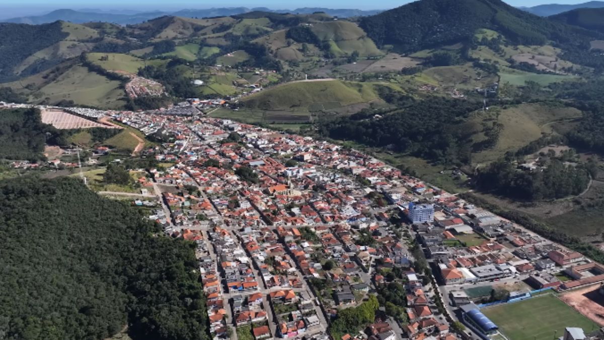 O cultivo rendeu à cidade o apelido de "Cidade das Oliveiras" e impulsionou a abertura de fazendas para visitação (Fotos: Reprodução YouTube)