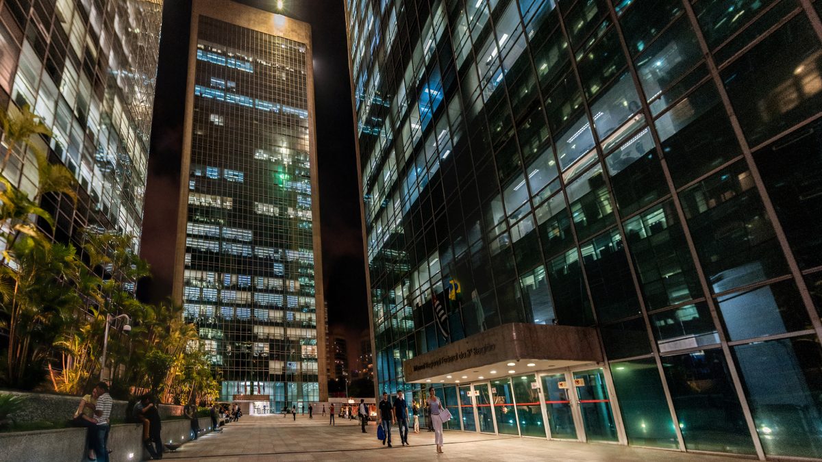 A Bela Vista mostra que segurança em metrópole não depende apenas de muros. Preservação, ocupação urbana, serviços por perto e tecnologia de monitoramento ajudam a formar um bairro com ruas ativas e identidade forte, sem abrir mão da vida cultural. Fotos: Wikimedia Commons