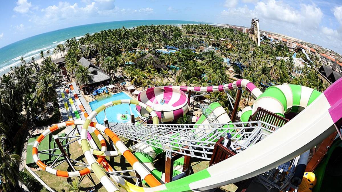 Beach Park em Aquiraz CE mistura parque aquático e praia em um único complexo com toboáguas famosos, áreas rasas para crianças pequenas e resorts que permitem estender a experiência por vários dias de férias em família.