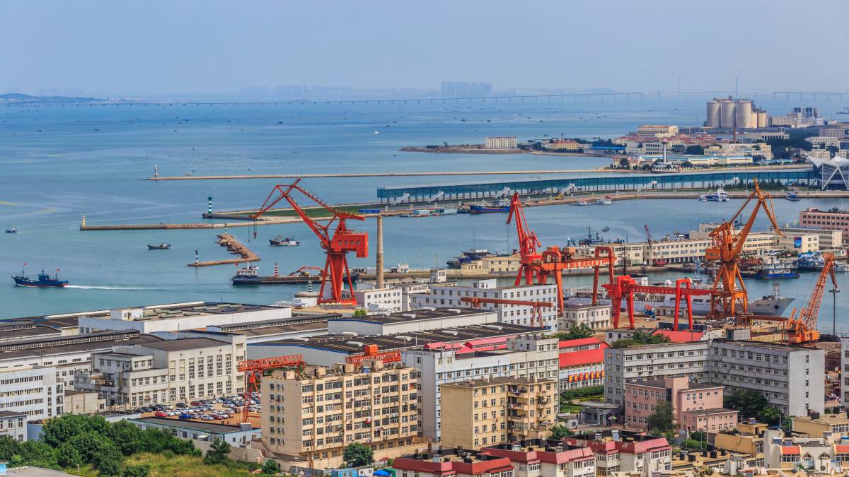 Poder marítimo. A capital, Montevideo, ostenta o título de possuir o maior porto natural do Atlântico Sul, um ponto estratégico para o comércio da região. Foto: Freepik