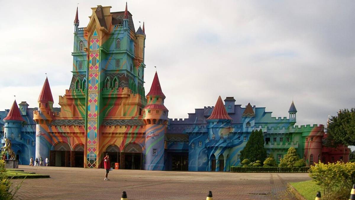 Beto Carrero World em Penha SC é considerado o parque temático mais completo do Brasil com áreas tematizadas, shows diários e brinquedos radicais e infantis sendo uma opção para famílias que podem dedicar pelo menos dois dias de visita.