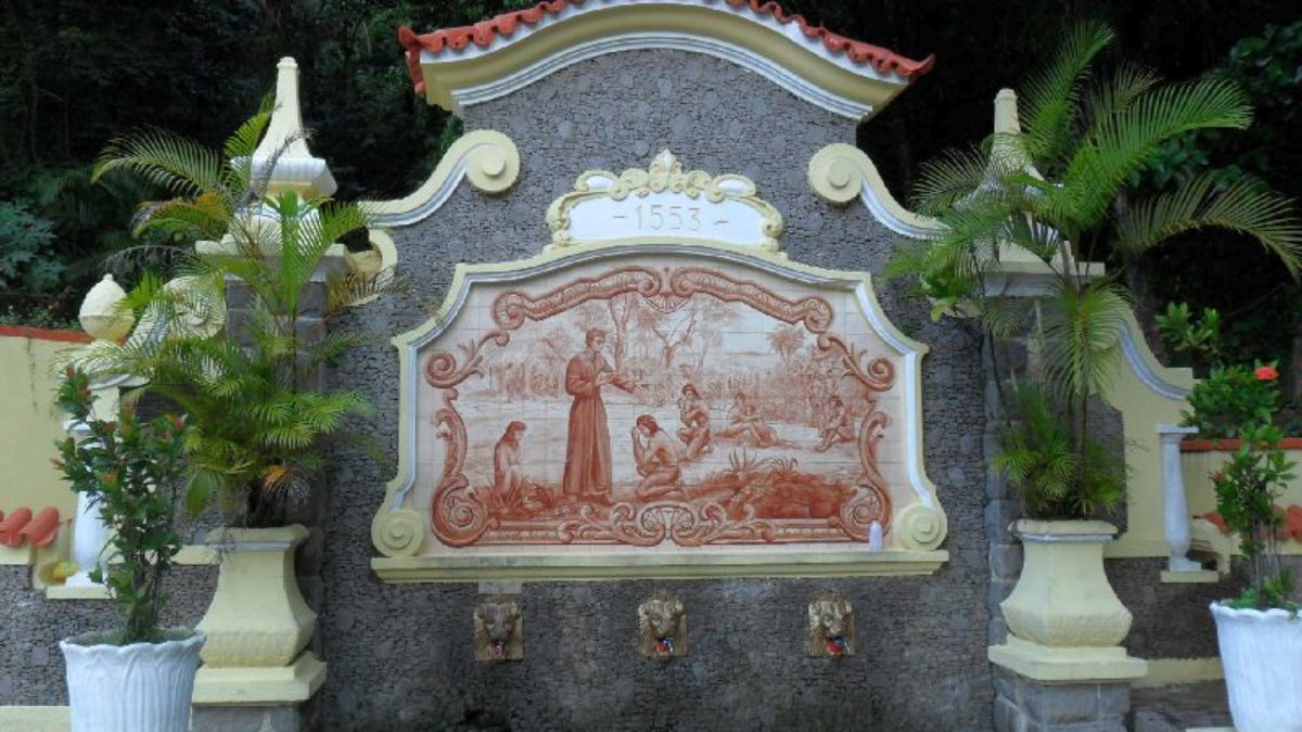 Biquinha de Anchieta em São Vicente é um famoso ponto turístico histórico, onde os jesuítas catequizavam os indígenas (Eric and Christian/Wikimedia Commons)