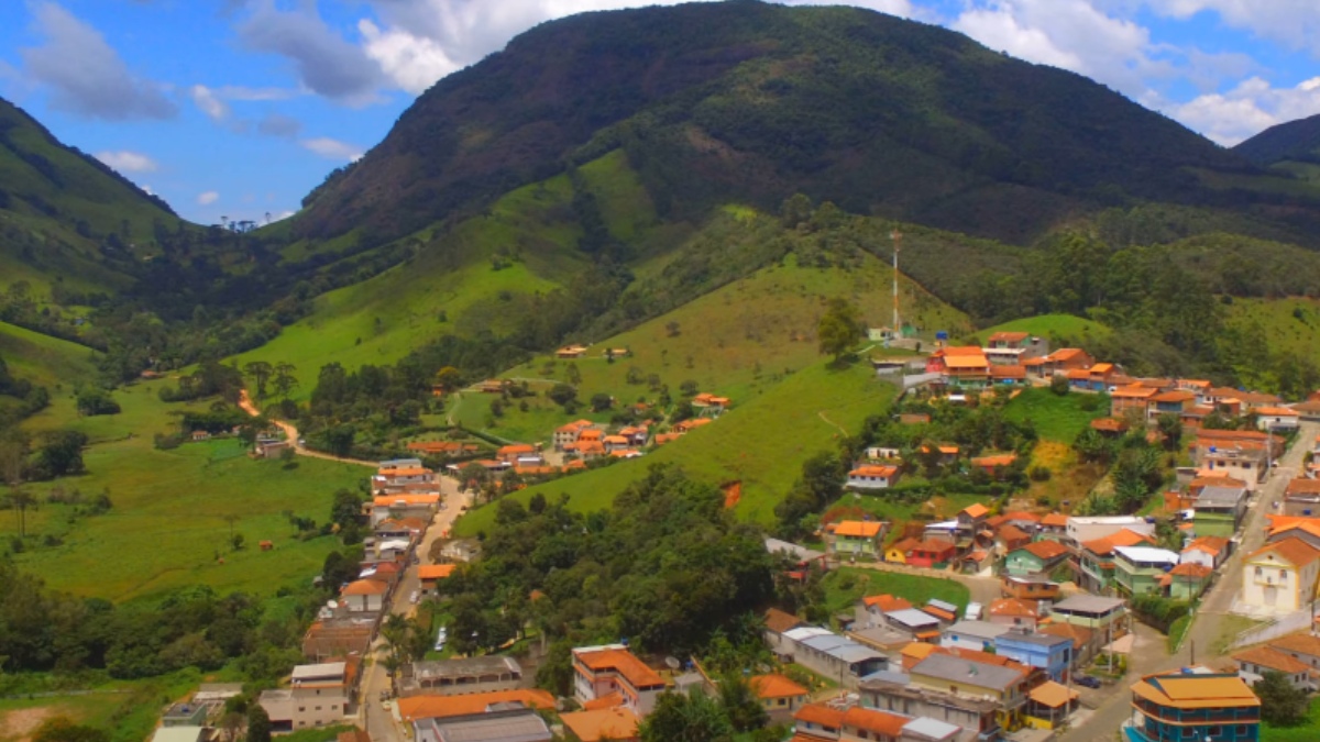Nas festas tradicionais da cidade, a cultura mineira é realçada, com a produção de pratos típicos, apresentações do folclore local, além das tradicionais lembrancinhas feita à mão - (Reprodução/YouTube)