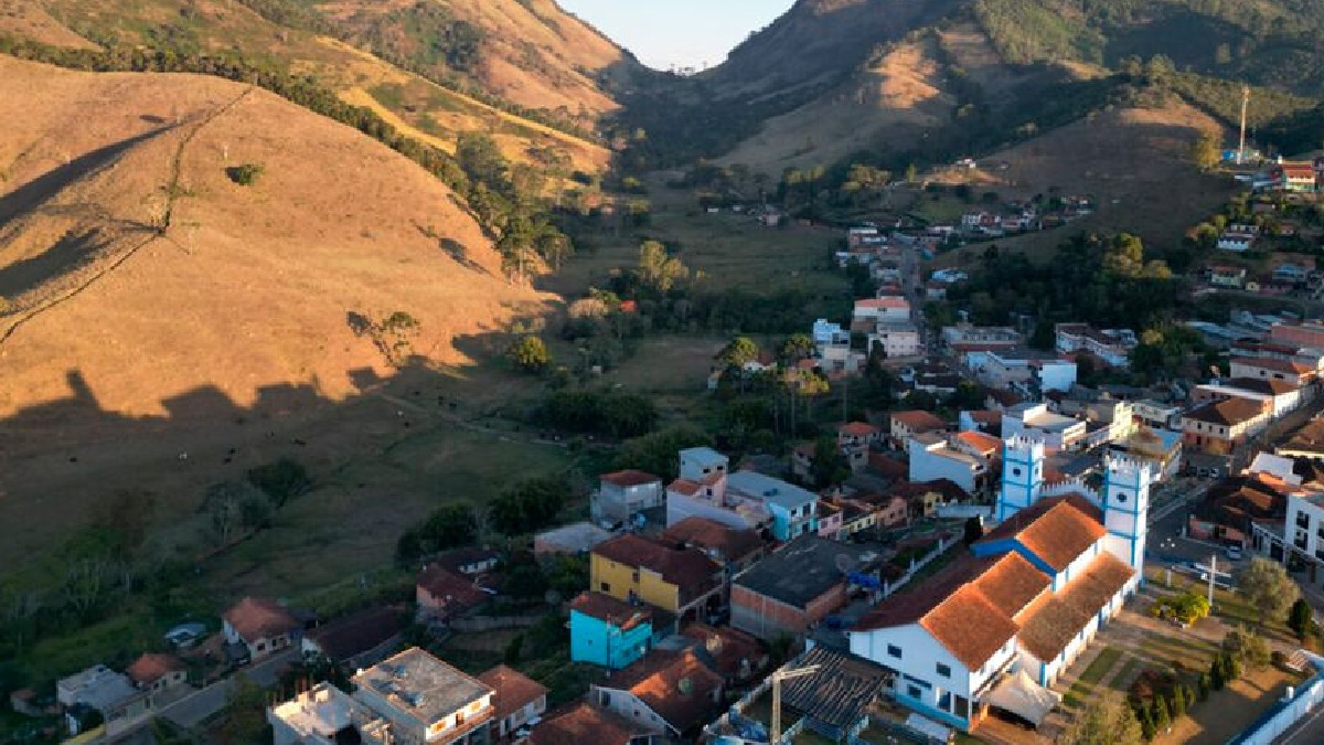 Situada em Minas Gerais, a cidade de Bocaína de Minas é um destino ideal para quem busca contato direto e se reconectar com a natureza, servindo belezas naturais para quem a visita - (Reprodução/YouTube)