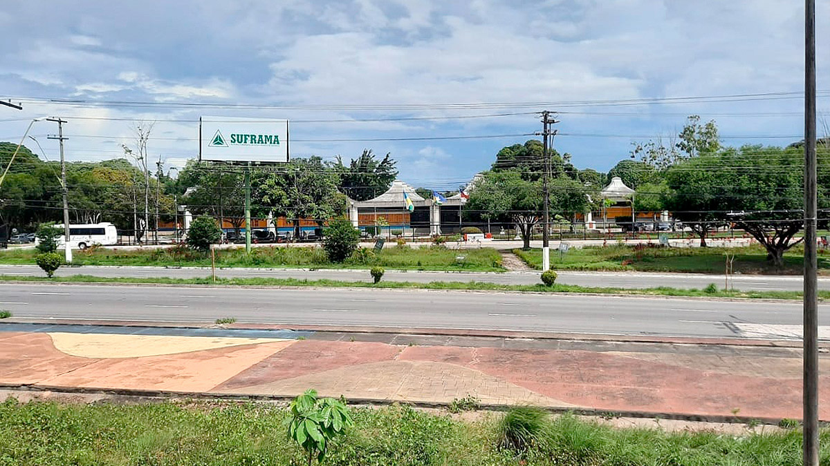 Vinculada ao Ministério do Desenvolvimento, Indústria, Comércio e Serviços (MDIC) e composto por três polos - comercial, industrial e agropecuário - o modelo socioeconômico tem sido um exemplo na preservação do meio ambiente.