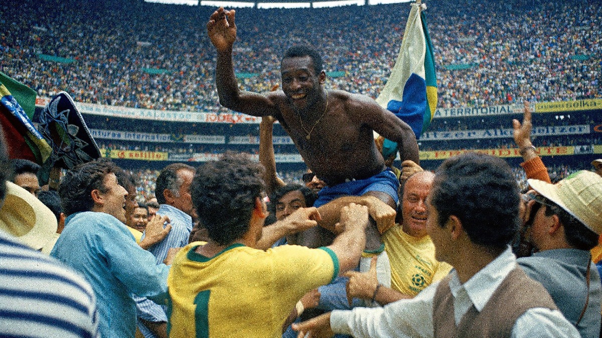 Após a frustração de 1966, a Seleção Brasileira começou o caminho rumo ao tri, em 1970, em um grupo com Tchecoslováquia (vitória por 4 a 1), Inglaterra (vitória por 1 a 0) e Romênia (vitória por 3 a 2), novamente sendo líder, desta vez com 100% de aproveitamento - (Divulgação/X/World Cup)