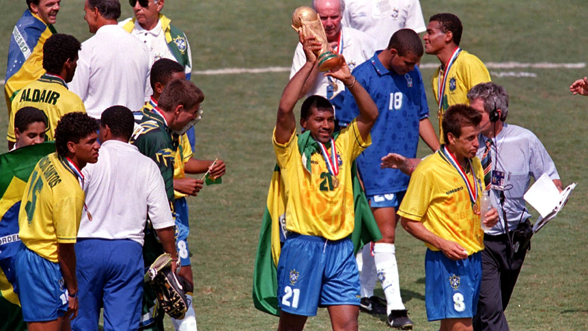 Na jornada do tetra, em 1994, conquistado nos Estados Unidos, o Brasil novamente foi líder do seu grupo, que naquela edição foi o Grupo B. Vitórias contra Rússia (2 a 0) e Camarões (3 a 0), além de um empate contra a Suécia, por 1 a 1 - (Antônio Gaudério/Folhapress)