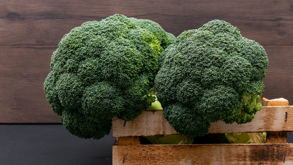Além de colorir o prato, ele é rico em betacaroteno (que se transforma em vitamina A), vitamina C e vitamina K