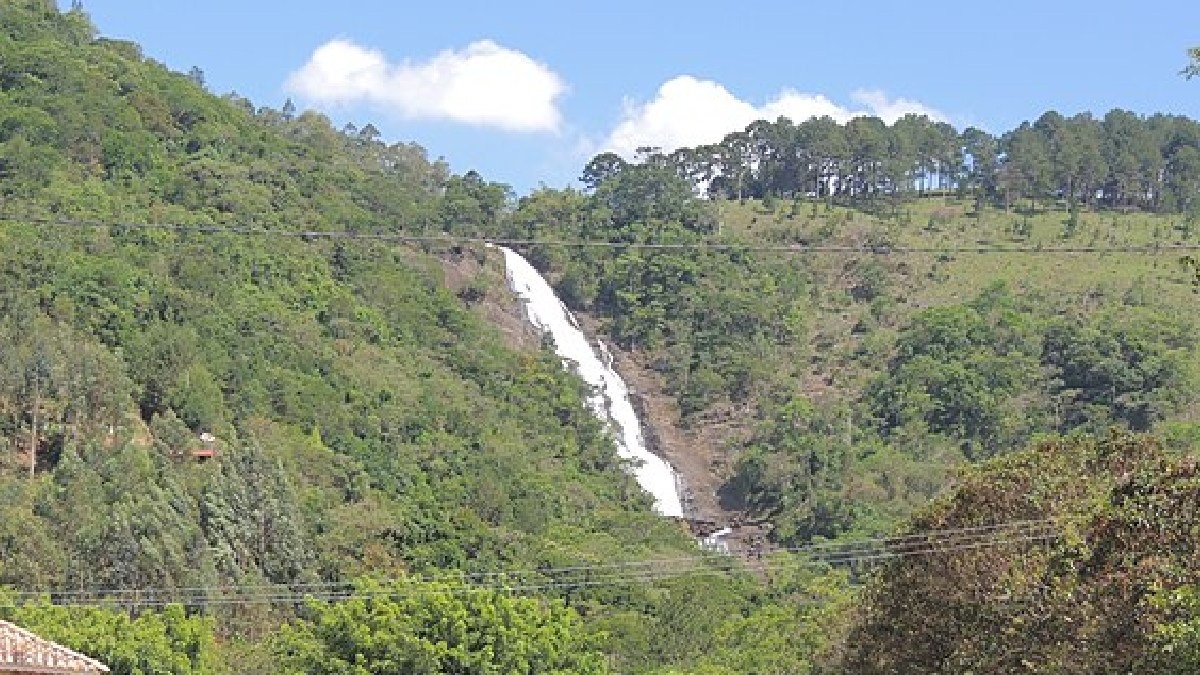 Localizada em Joanópolis, na microrregião de Bragança Paulista, no interior paulista, a Cachoeira dos Pretos é a segunda maior cachoeira do estado de São Paulo - (Reprodução)