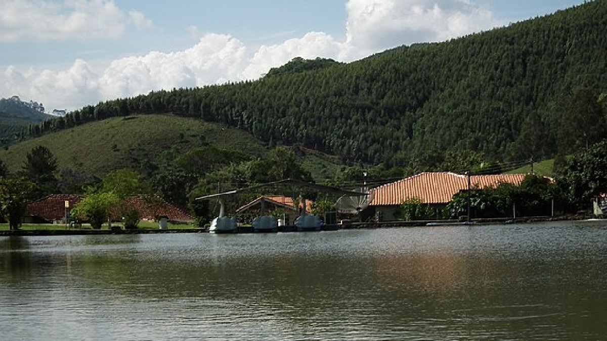 Lago ao redor da cachoeira também é um atrativo local - (João Batista Shimoto/Wikimedia Commons)