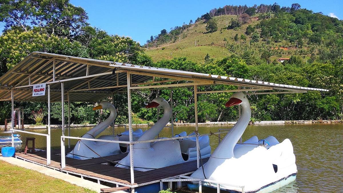 Além de um espaço grandioso, sendo o segundo o maior de São Paulo, a infraestrutura se destaca por incluir estacionamentos, banheiros, lanchonetes, pedalinhos, quiosques de artesanato e um restaurante de comida caipira - (João Batista Shimoto/Wikimedia Commons)