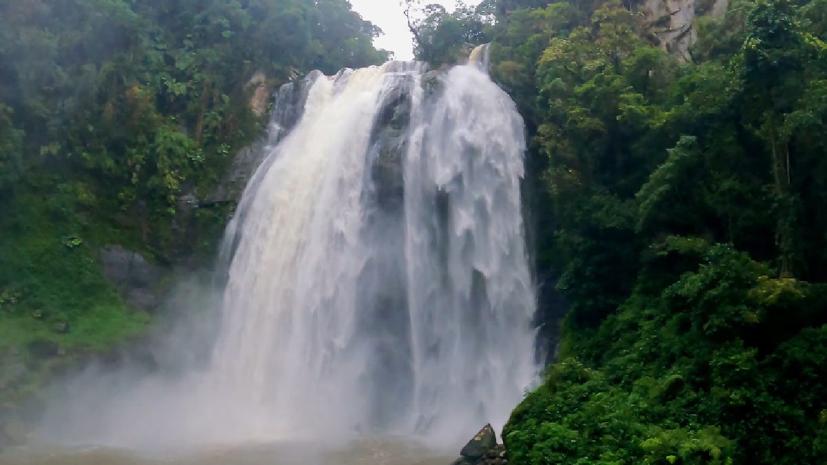 No pacato município de menos de 4 mil habitantes, há a Cachoeira Véu de Noiva, paraíso que lembra um cenário de contos de fada
