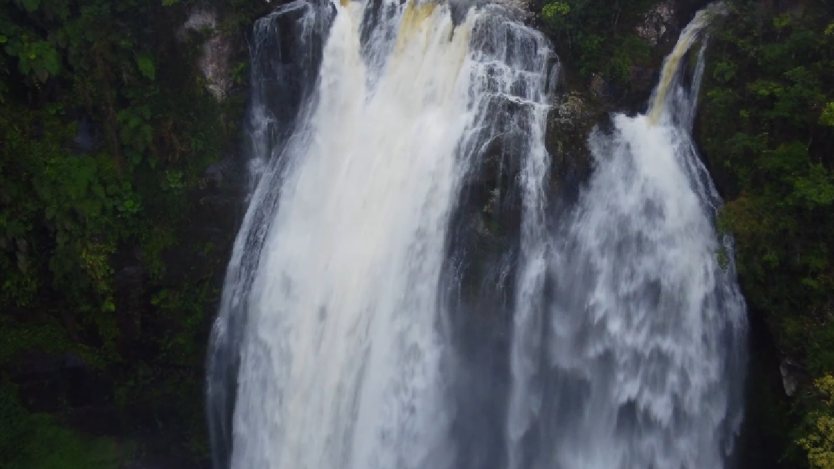Com uma queda d'água de aproximadamente 63 metros, a cachoeira fica a cerca de 10 km do centro, no bairro Benedito Alto, cercada por mata nativa e pelo som constante do rio que acompanha o visitante durante o trajeto