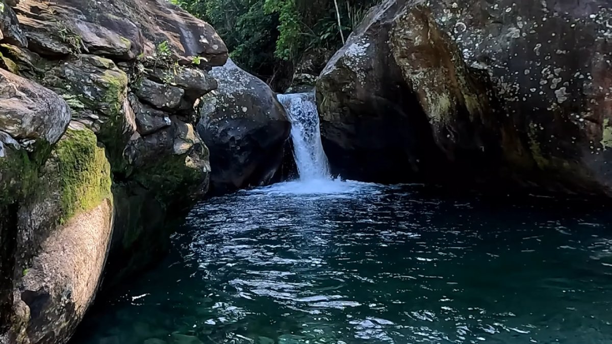 A cachoeira é baixa, mas pode ter certeza de que é gelada. Imagem: Reprodução Youtube