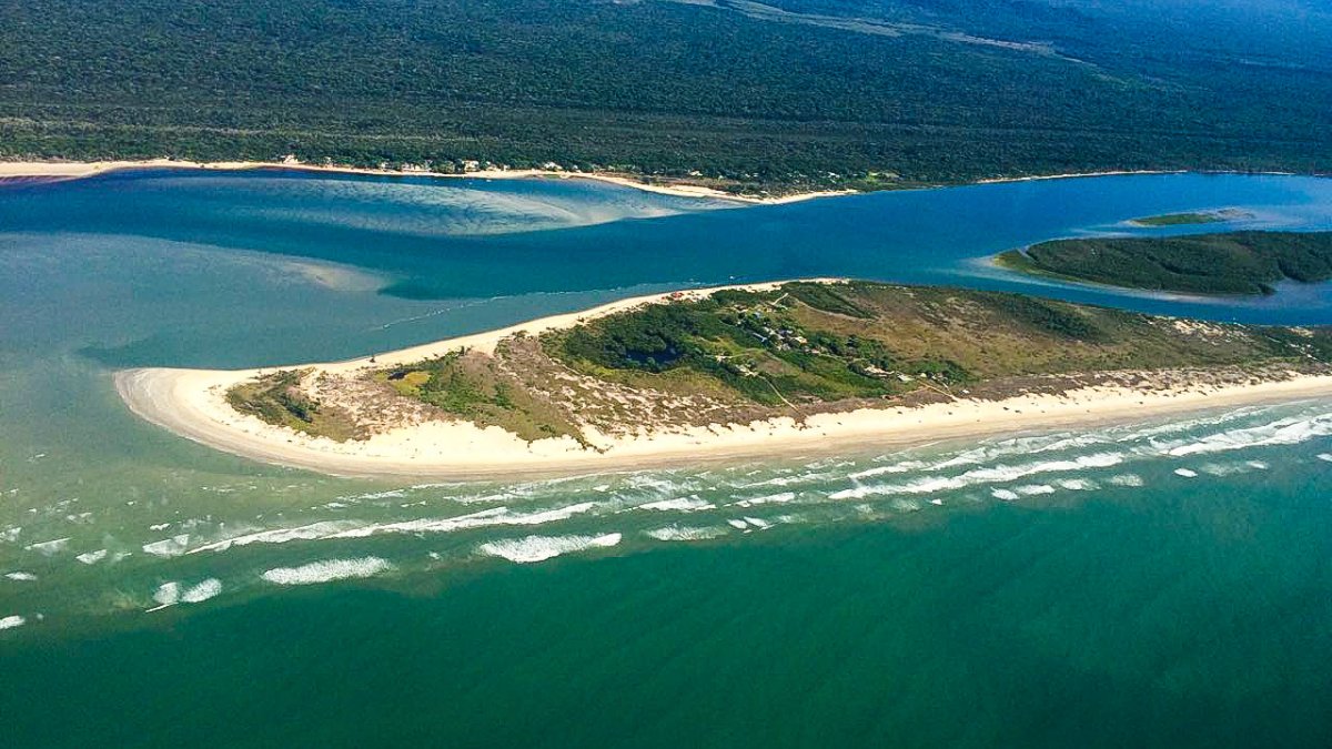 Parte do Complexo Estuarino Lagamar, Cananéia detém a maior área de mangue preservada do país e foi reconhecida como Patrimônio Natural da Humanidade em 1999.