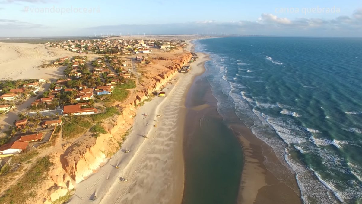 Canoa Quebrada é um dos destinos mais baratos do Ceará, restaurantes locais e barracas oferecem boa comida por preços acessíveis