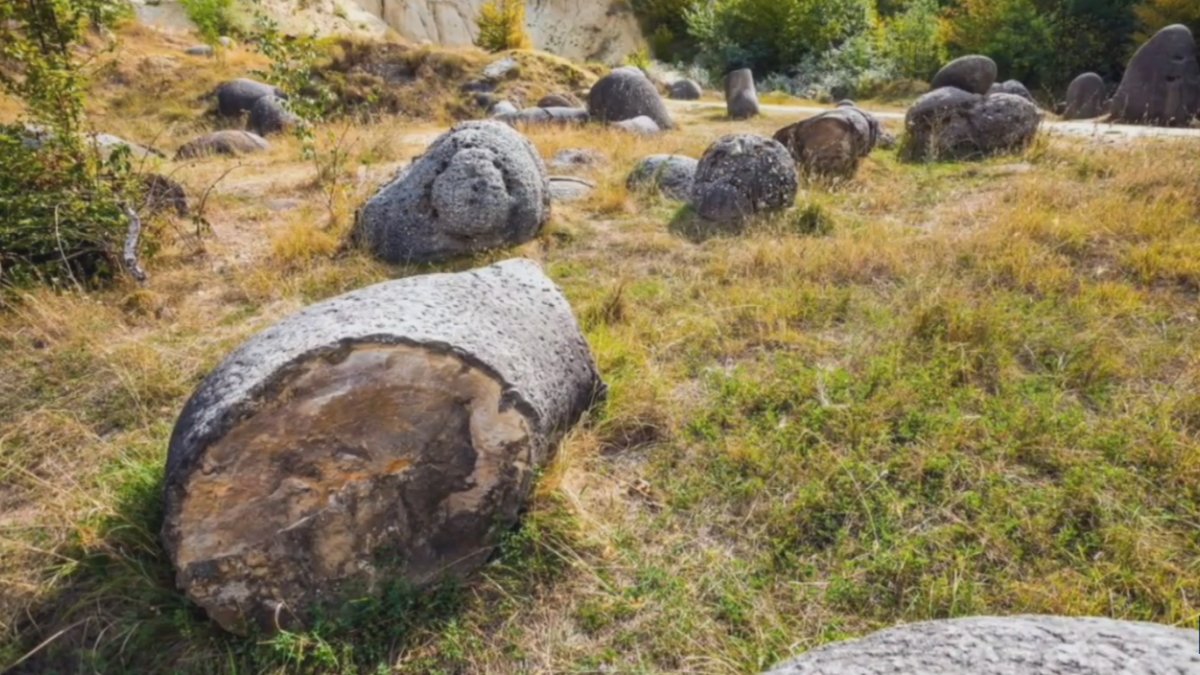 Os trovants são considerados formações únicas no planeta e têm origem estimada em 6 milhões de ano (Fotos: Reprodução/Youtube)