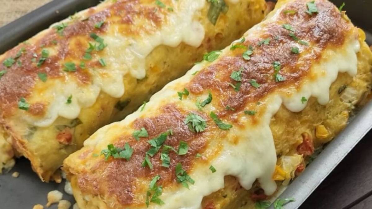 A cobertura de muçarela ralada vai ao forno bem quente até gratinar, formando uma crosta dourada que deixa o salgado ainda mais apetitoso. Fotos: YouTube