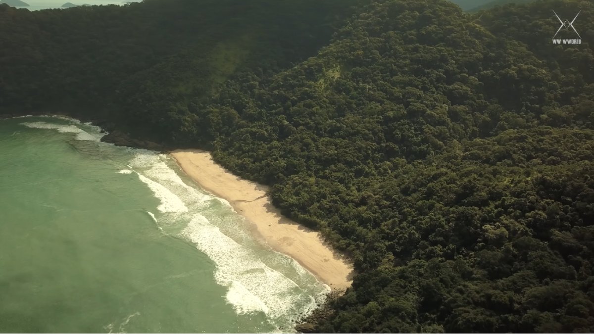 Um dos acessos laterais leva a uma cachoeira de água gelada, parada perfeita para renovar as energias depois da trilha