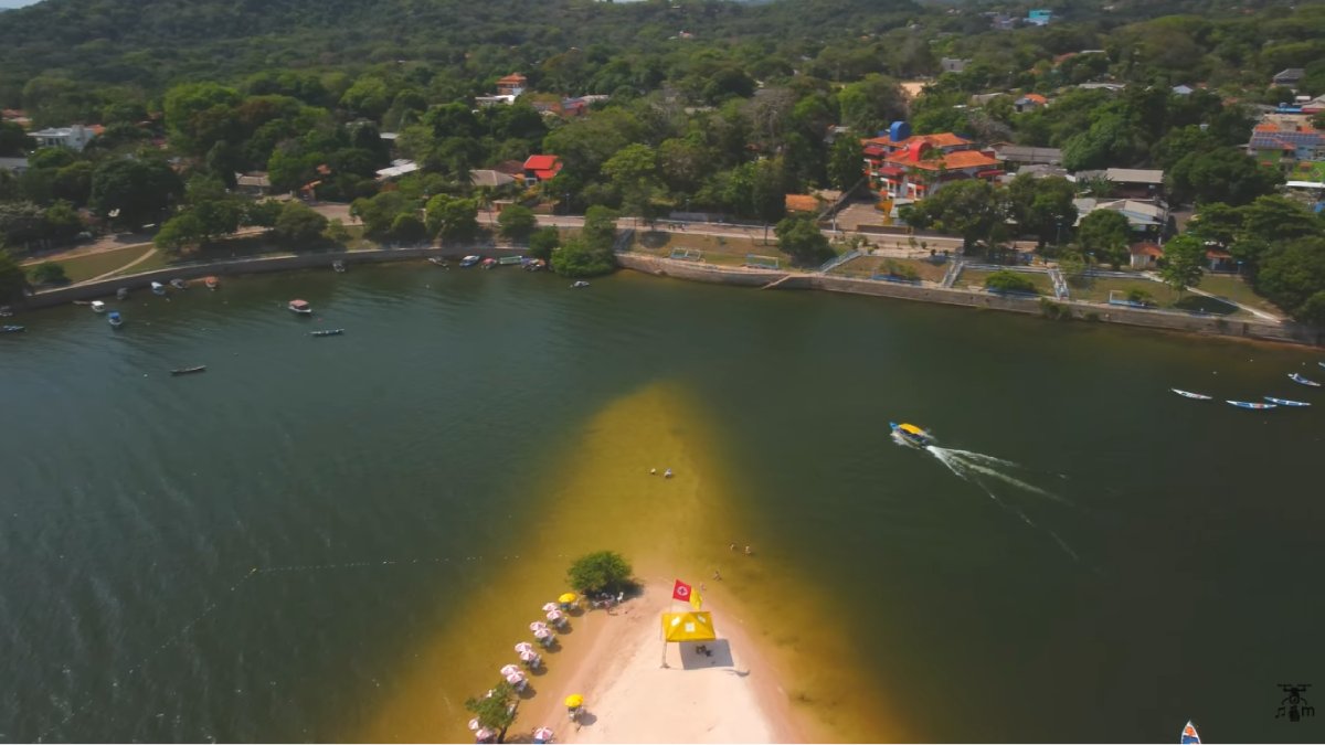 Entre julho e dezembro, a vazante revela as praias mais famosas, enquanto na cheia os passeios de canoa mostram uma Amazônia mais silenciosa e imersiva (Fotos: Reprodução/Youtube)