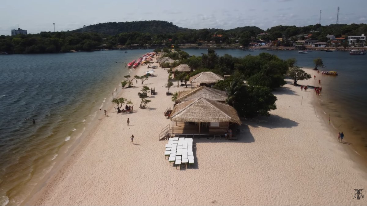 Quando o Rio Tapajós baixa, surgem faixas de areia branca que transformam a vila em um cenário de cartão-postal