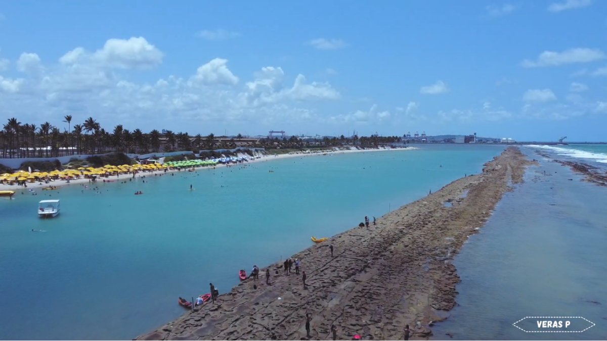 Em dias bons, dá para ver peixes nadando perto dos corais, bem perto da areia