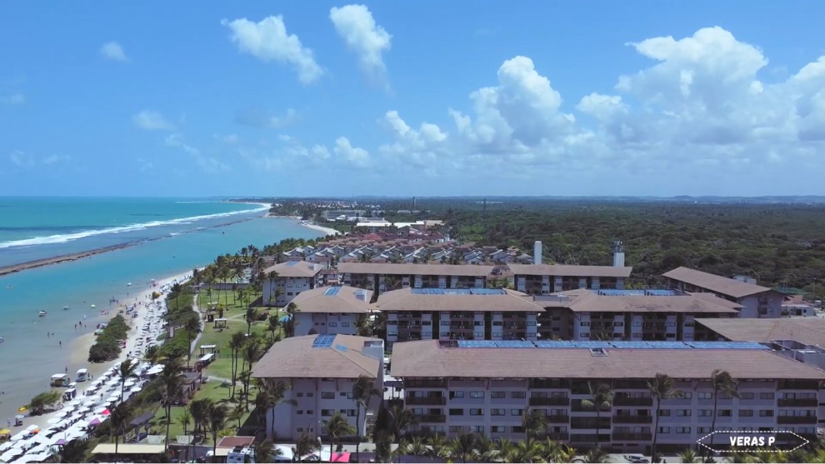 Com boa estrutura de hotéis e resorts, Muro Alto equilibra descanso e diversão (Fotos: Reprodução/Youtube)