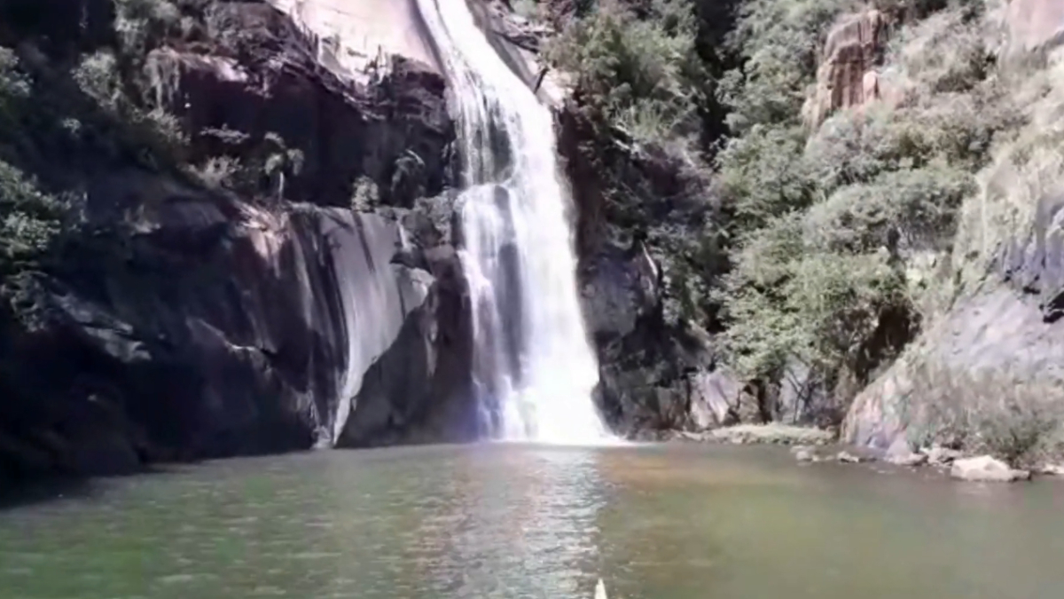 É importante destacar que, desde pelo menos 2018, há relatos de que o acesso à Cachoeira Paradise tem sido proibido, com presença de guardas no local. Fotos: YouTube