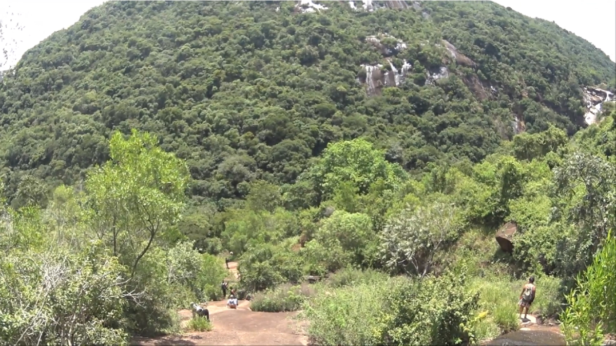 A paisagem vai ficando cada vez mais bonita, com muitas pedras e vegetação. Em alguns trechos, a trilha pode apresentar bifurcações e mudanças de terreno, então vale redobrar a atenção, caminhar em grupo e evitar se afastar sozinho.