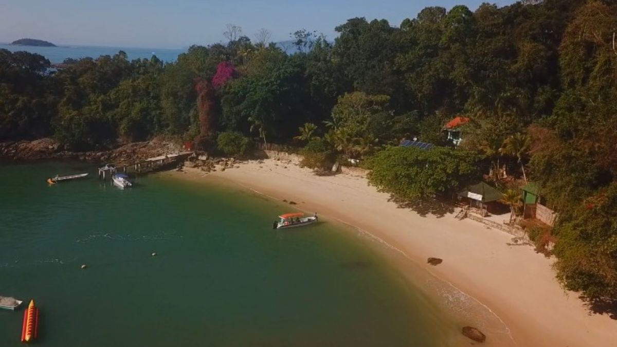 A Ilha do Pelado fica a cerca de 1 km da Praia de São Gonçalo e tem dimensões pequenas, o que ajuda a manter um ambiente tranquilo e acolhedor