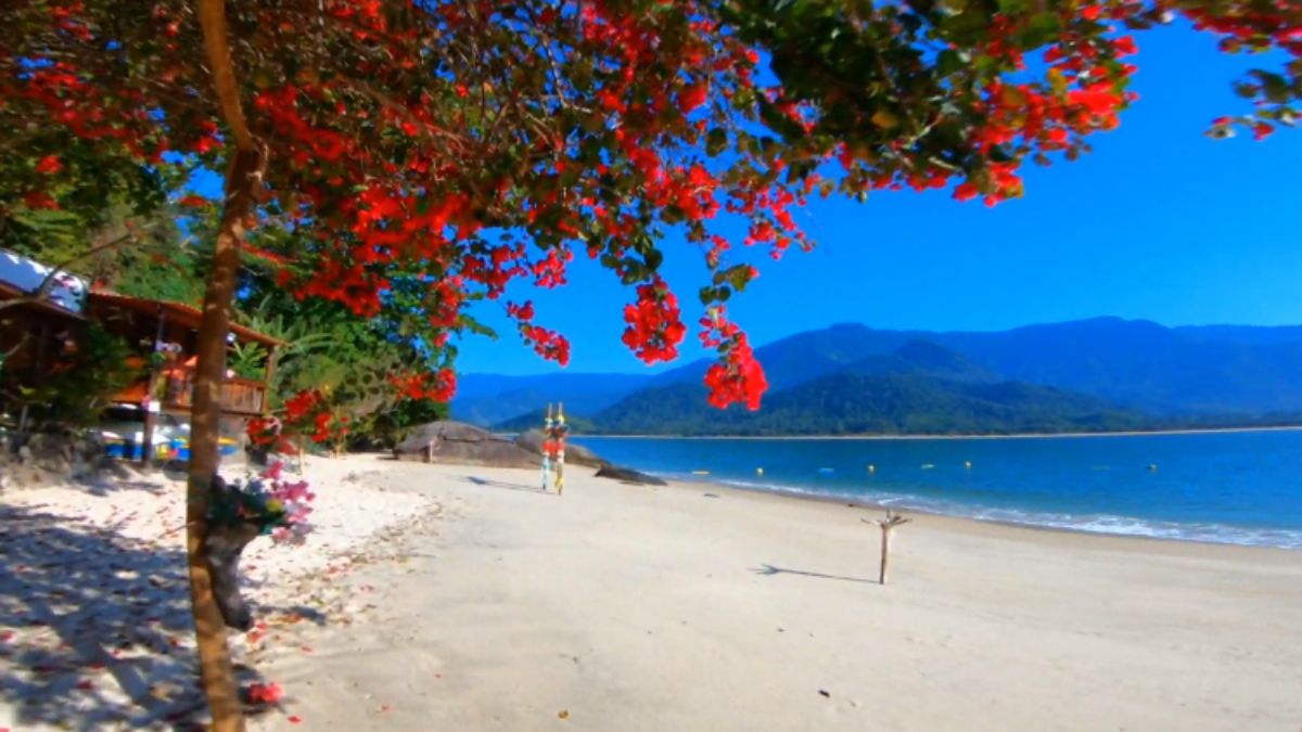 A ilha abriga três praias separadas por faixas de pedra, sendo que a mais conhecida leva o mesmo nome do local